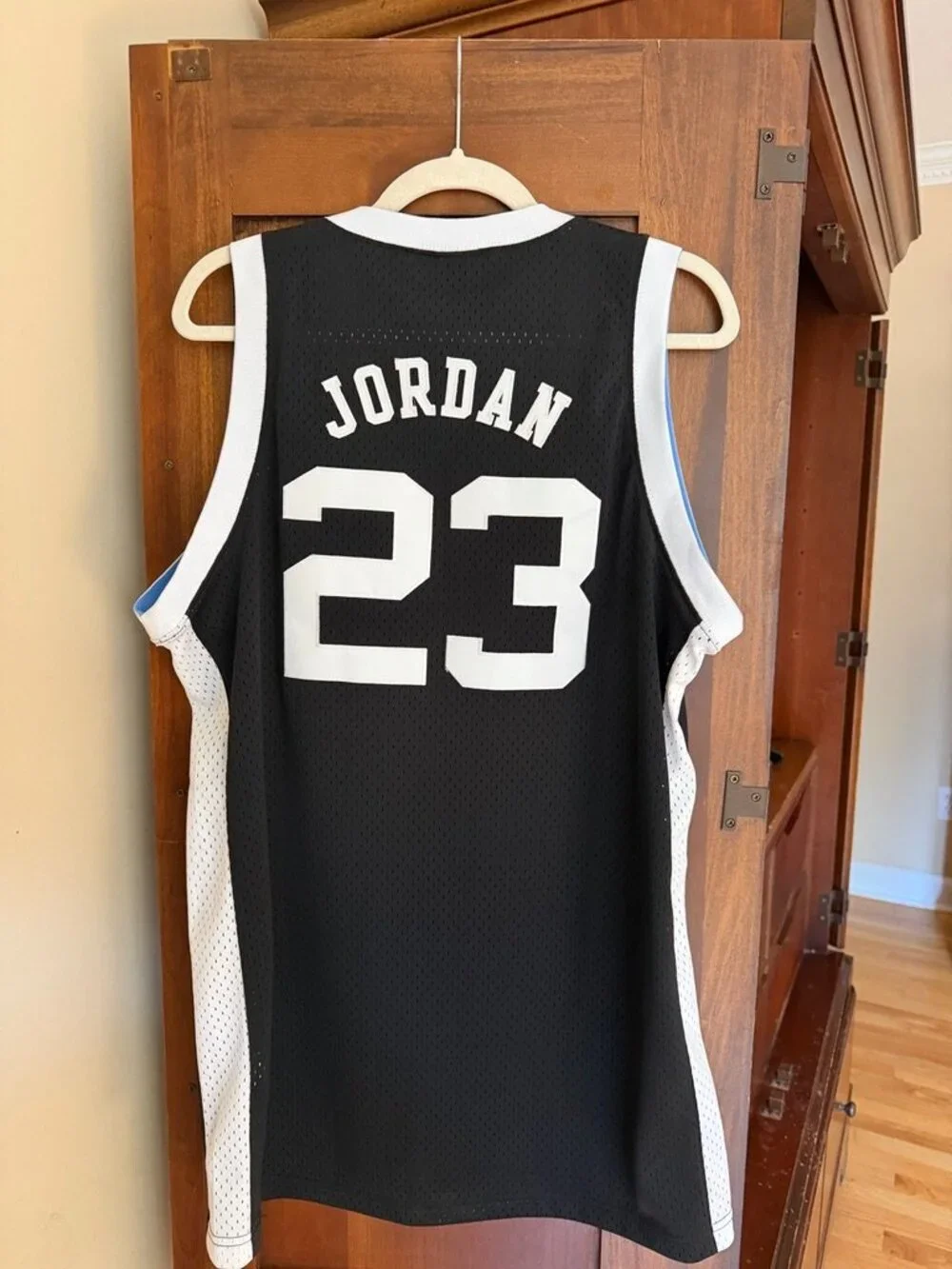 Michael Jordan #23 North Carolina Vintage UNC Tar Heels Jersey Size M.